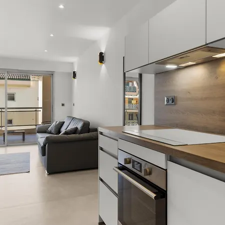 Regina Apartment *